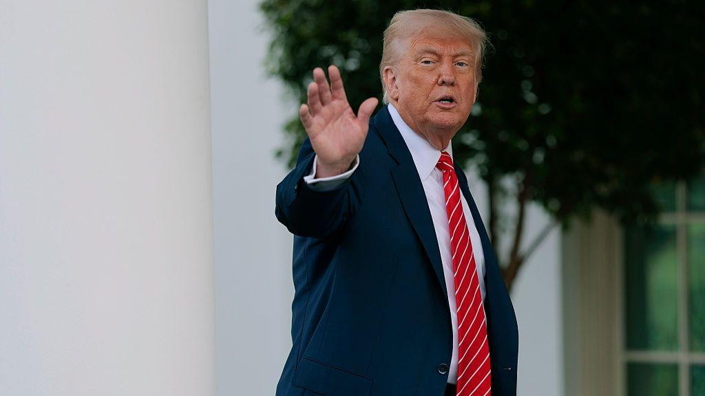 donald tramp maše dok ulazi u belu kuću