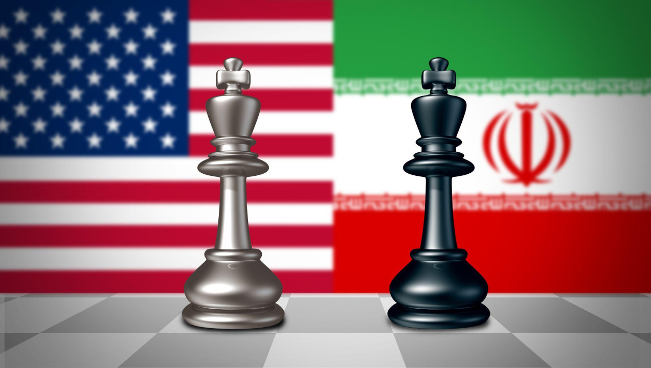 ilustracija američke i iranske zastave i dve šahovske figure koje predstavljaju kraljeve