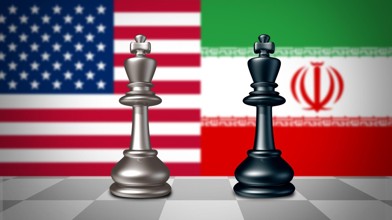 ilustracija američke i iranske zastave i dve šahovske figure koje predstavljaju kraljeve