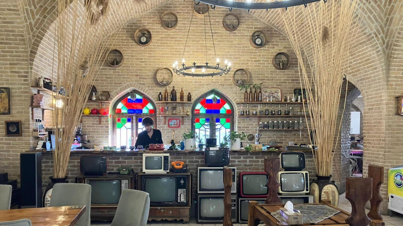 Restoran u Iranu u zgradi staroj vekovima