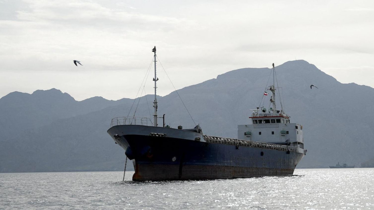 Brod zaglavljen u Ormuskom moreuzu, blizu obale Omana