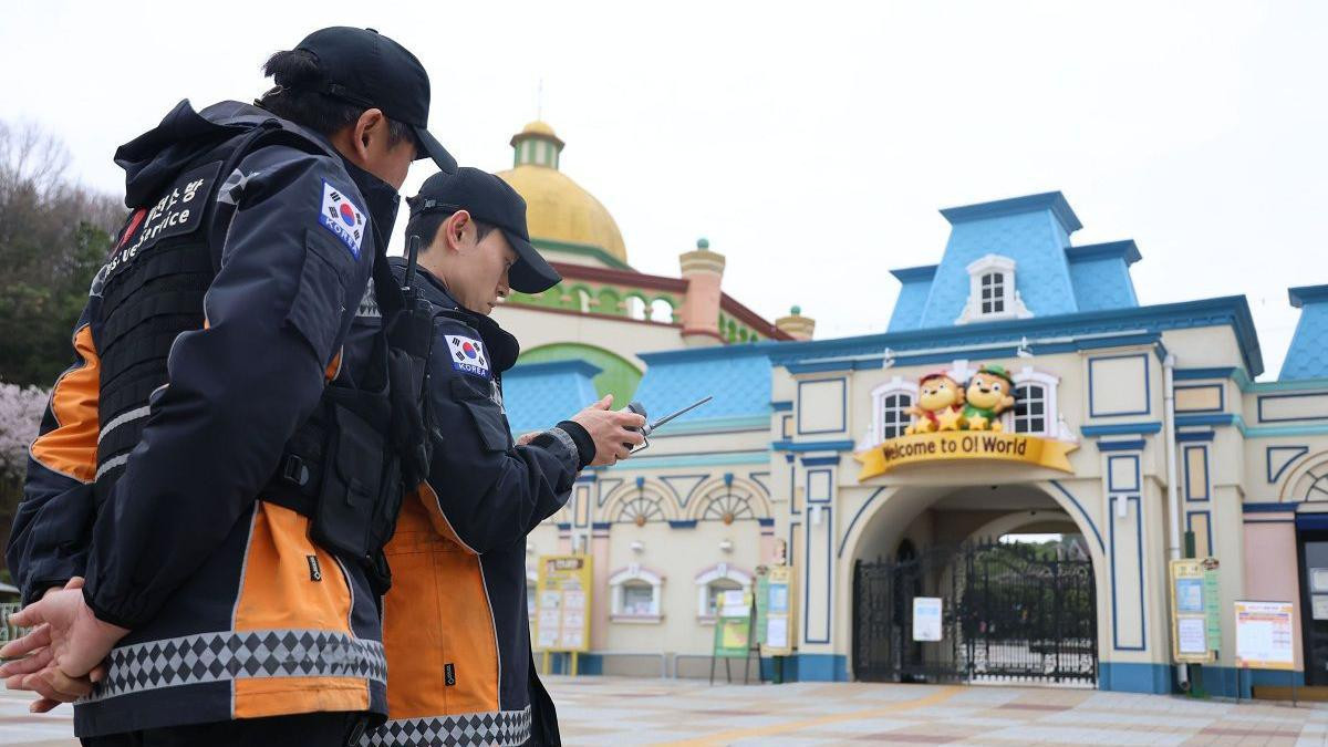 dvojica policajaca na ulazu u zabavni park i zoološki vrt u Južnoj Koreji