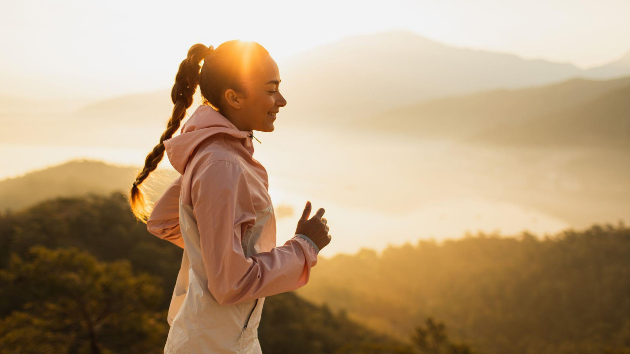 Žena trči na ranom jutarnjem svetlu
