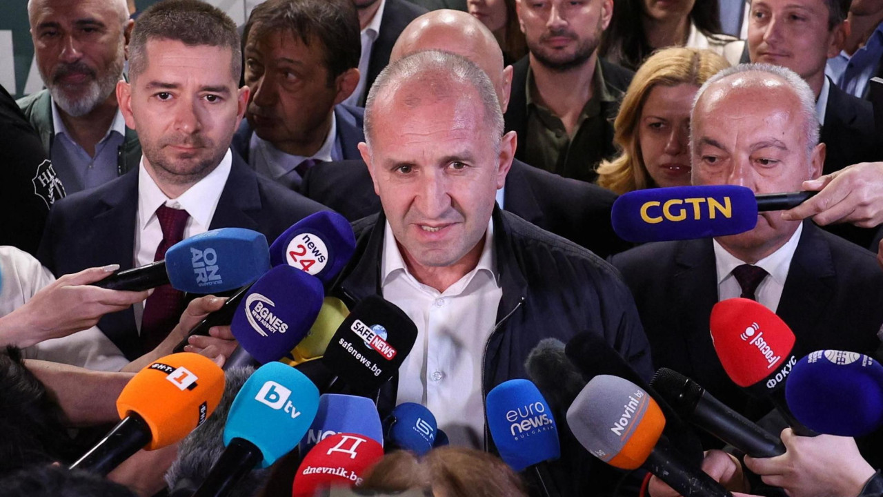 Rumen Radev, bivši bugarski predsednik i lider Progresivne partije govori pred novinarima posle prvih anketa o izlaznosti na parlamentarne izbore 