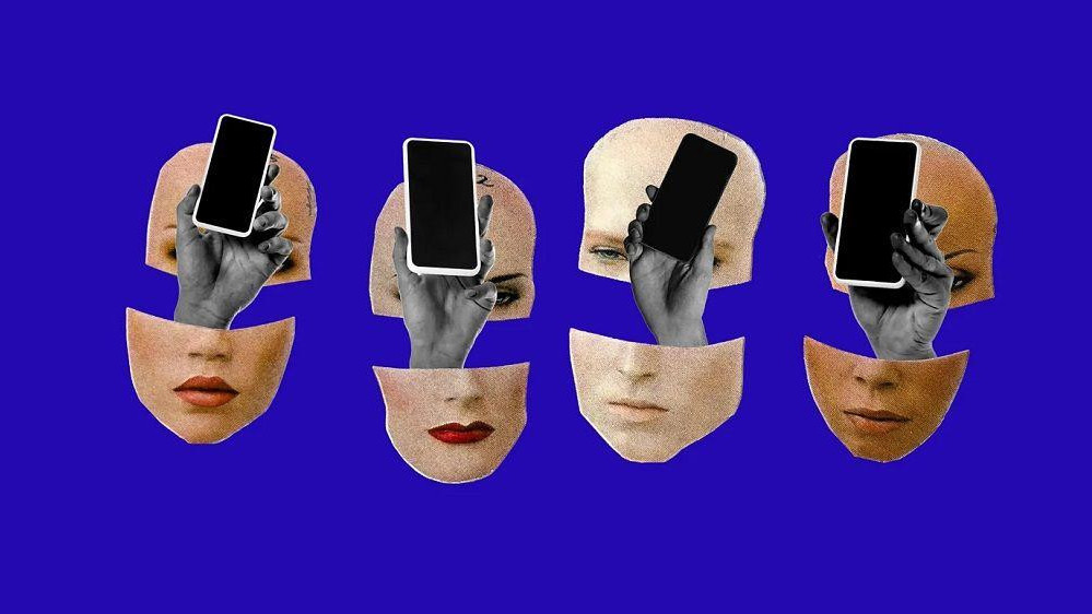 Ilustracija četiri lica prepolovljena na pola na plavoj pozadini sa mobilnim telefonima koji izranjaju iz donjeg dela glave