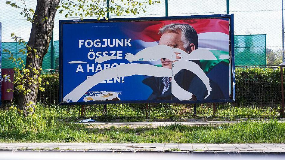 Većina plakata sa Orbanovim licem i njegovom strankom oskrnavljena je u Budimpešti