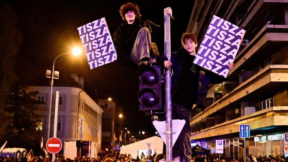 Dva dečaka nose postere pokreta Tisa