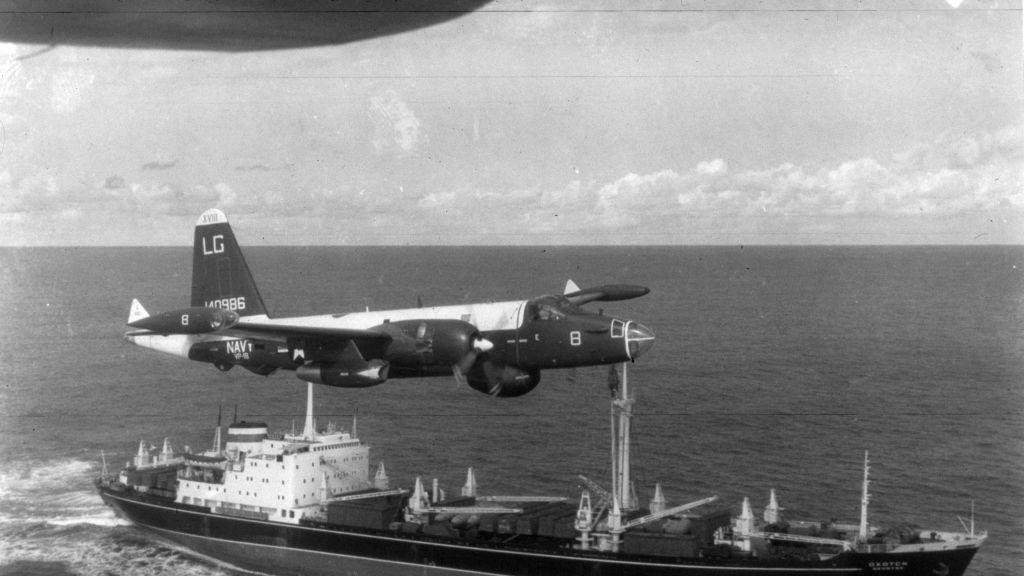 Američki patrolni avion Neptun leti uz sovjetski teretni brod tokom Kubanske raketne krize 1962. godine
