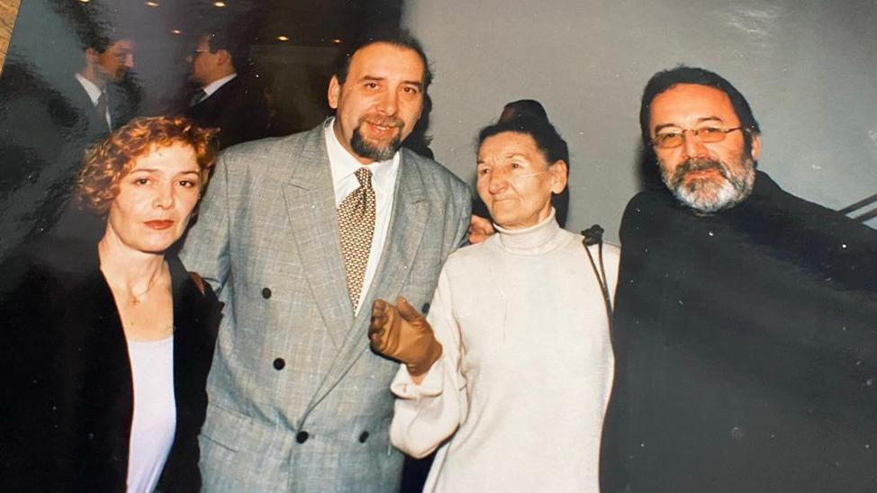 Martina sa decom ljudi koje je krila na dodeli medalje 2000.