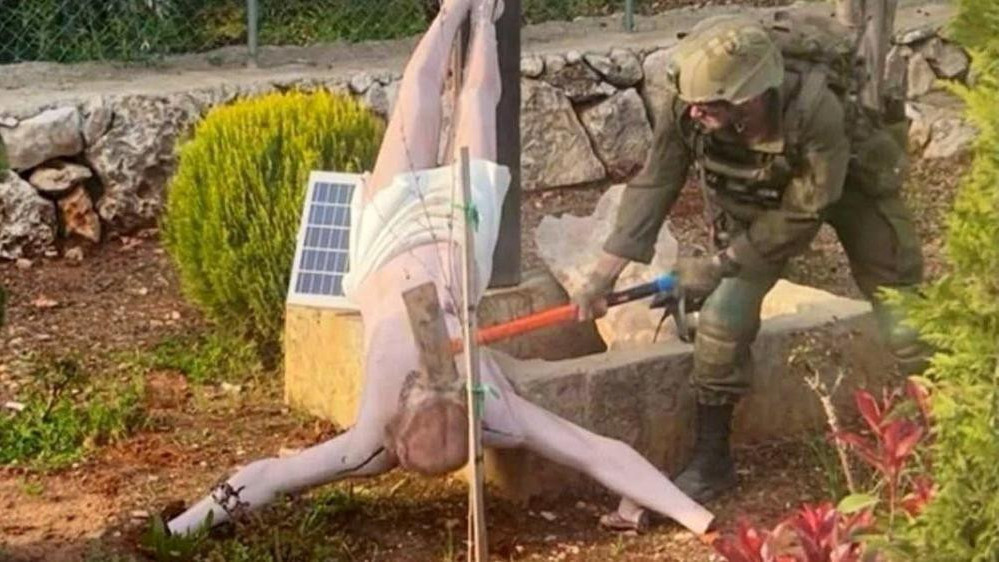 Izraelski vojnik maljem udara po statui Isusa Hrista u južnom Libanu (april 2026) 