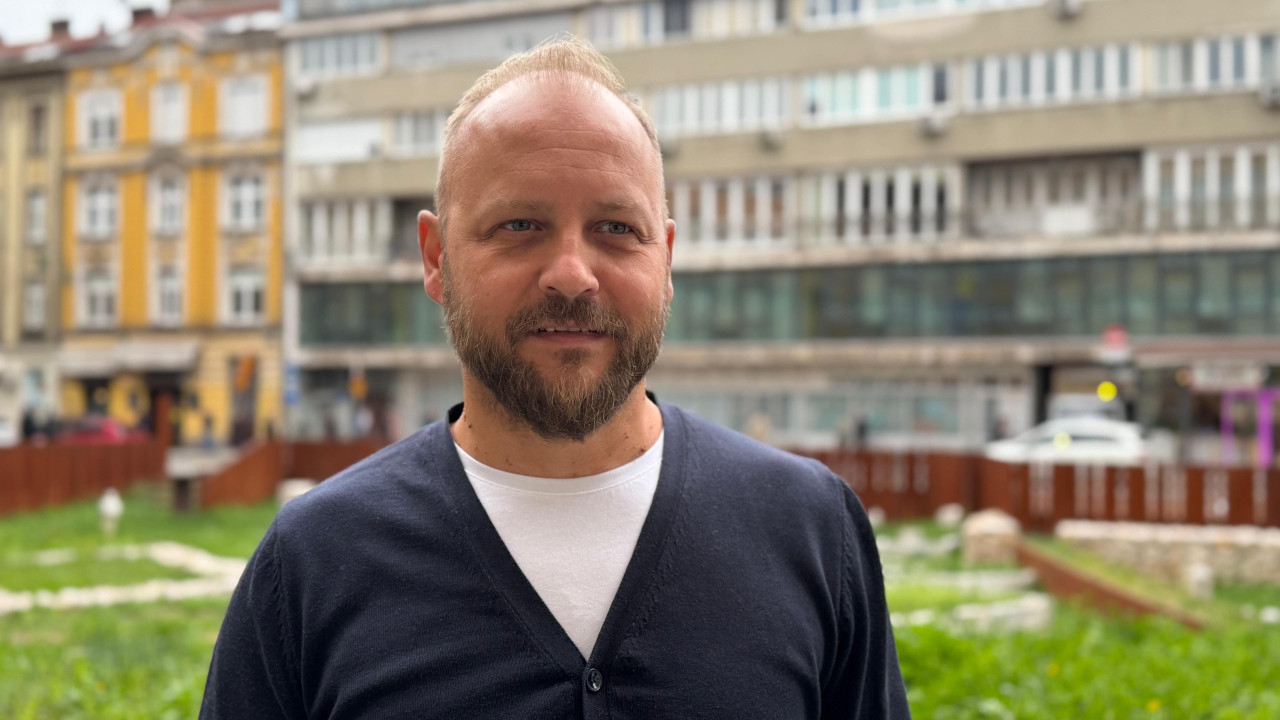 Denis Huseinbegović, direktor je jedne turističke agencije koja organizuje odlazak na Mundijal, plavi muškarac sa bradom i u plavom džemperu gleda u kameru 