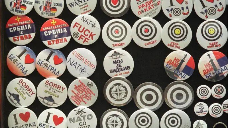 Bedževi koji su prodavani na ulicama Beograda za vreme NATO bombardovanja 1999. 