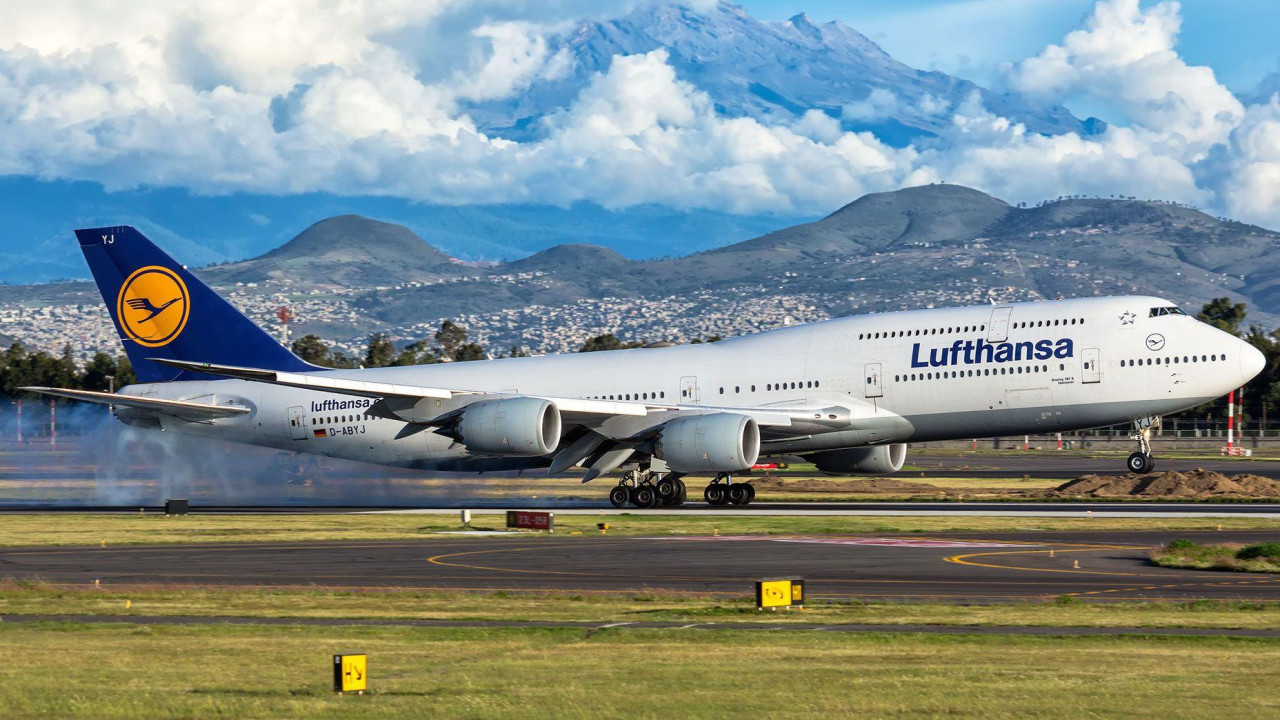 A Lufthansa Aircraft landing at Mexico City Airport