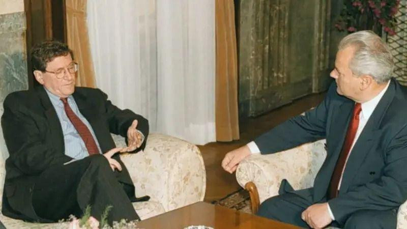 Ričard Holbruk, nekadašnji američki izaslanik na Balkan, tokom pregovora u Beogradu, sa Slobodanom Miloševićem, predsednikom SR Jugoslavije