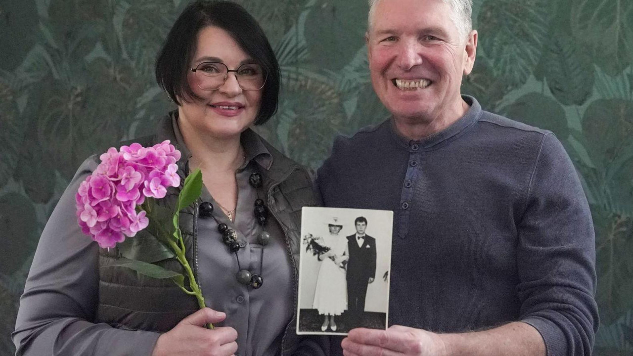 muž i žena iz Černobilja se osmehuju 