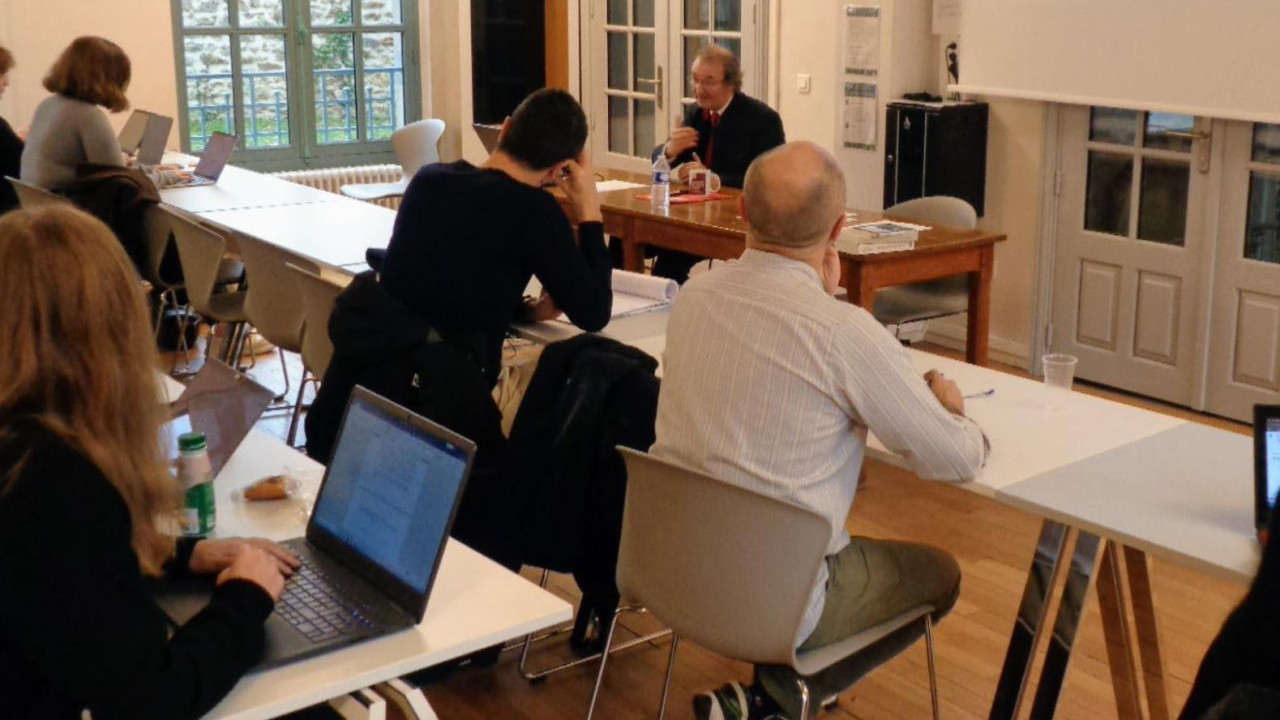 Nekoliko učenika sedi i sluša predavanje - leđima su okrenuti kameri