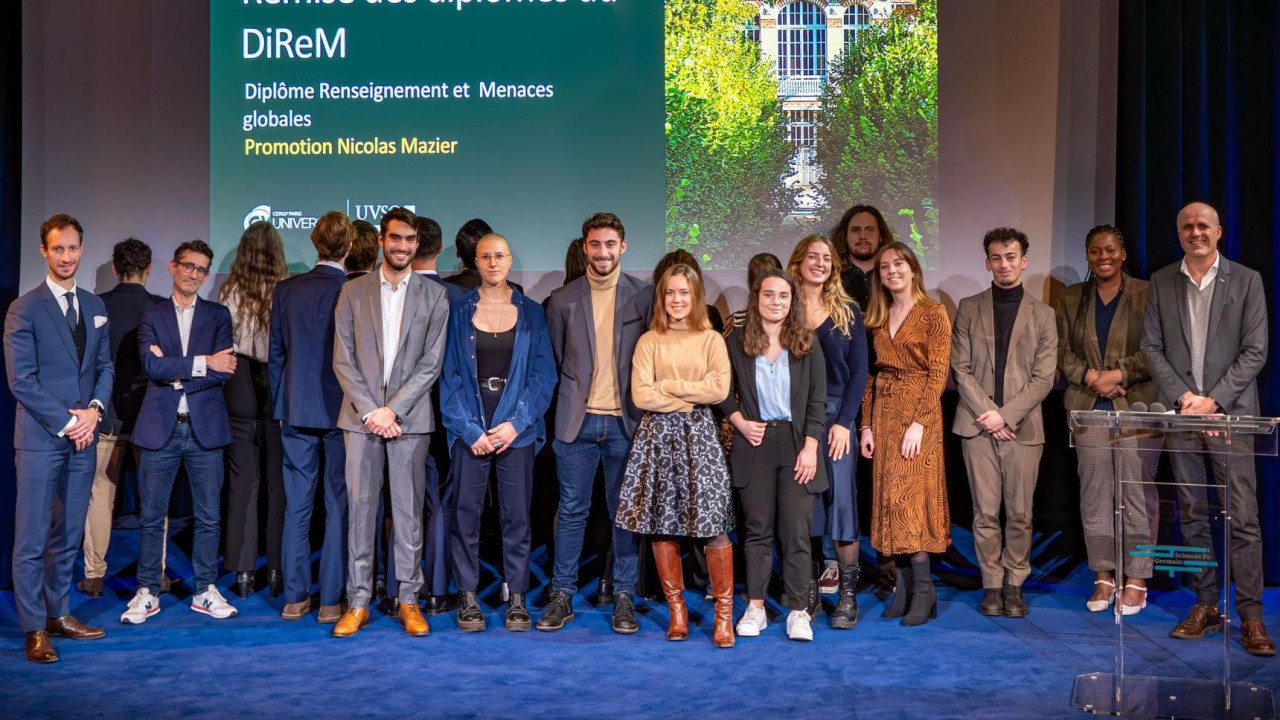 Fotografija studenata među kojima je nekoliko okrenulo leđa aparatu