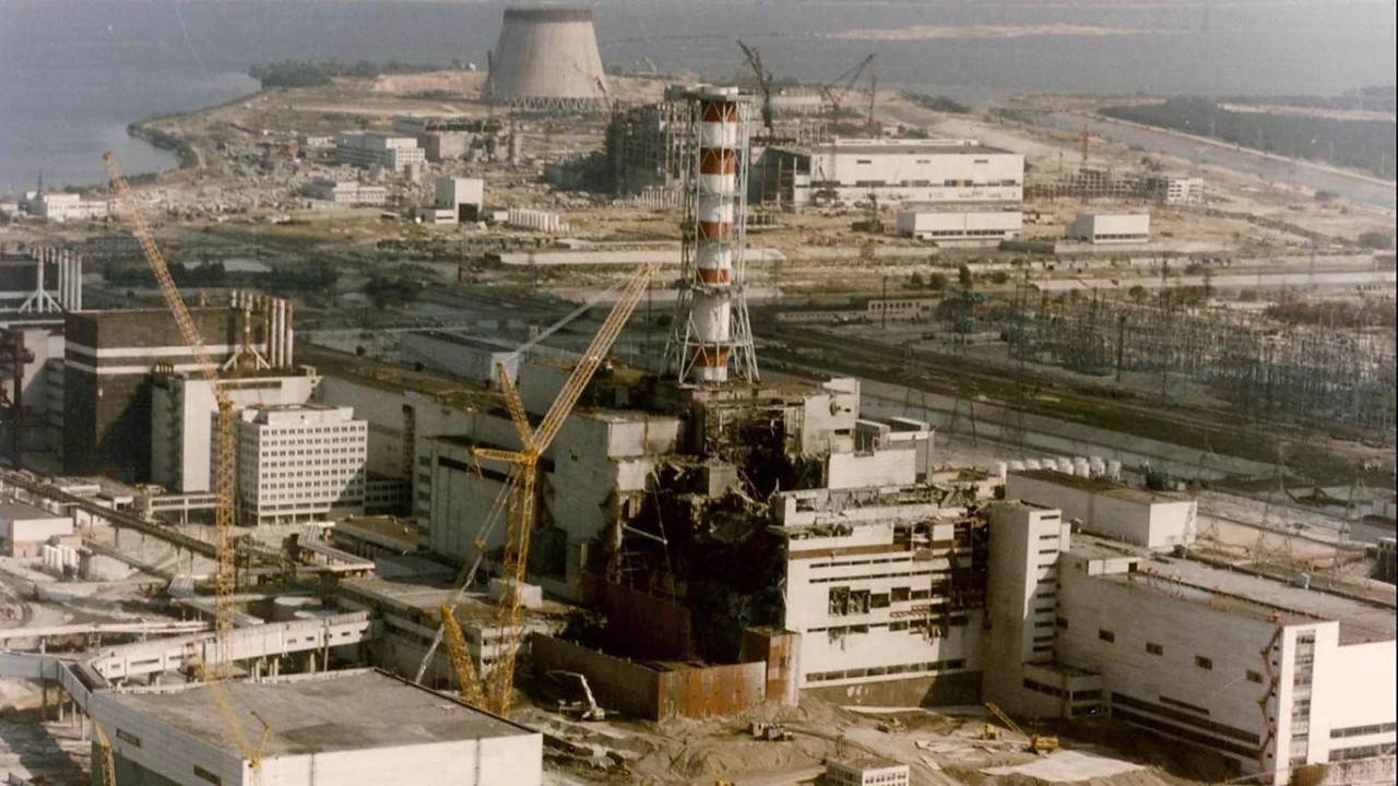 Eksplozija koja je otkrila jezgro u reaktoru broj četiri u Černobilju dogodila se tokom bezbednosnog testa i proširila je visoko reaktivni materijal