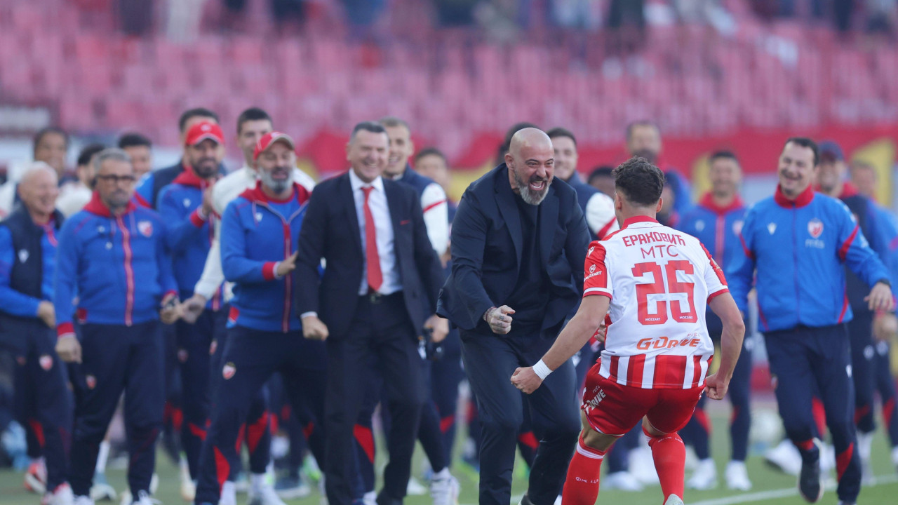 Strahinja Eraković, odbrambeni fudbaler Crvene zvezde, slavi vodeći gol protiv Partizana sa trenerom Dejanom Stankovićem. Bio je to prvi gol Erakovića u 'večitim derbijima'