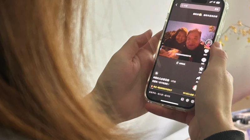 devojka gleda u telefon i skroluje