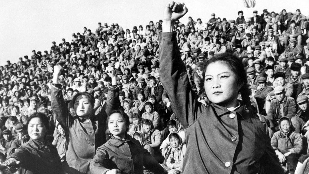 Istorijska fotografija koja prikazuje mlade devojke kako mašu primercima Mao Cedungove „Male crvene knjige“ tokom Kulturne revolucije
