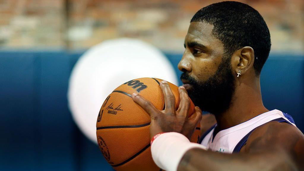 Kajri Irving drži NBA loptu marke Vilson koji je sada jedan od brendova Ante