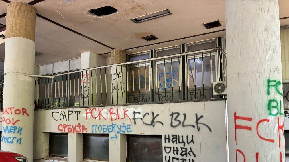 uvredljivi grafiti na zgradi Hemijskog fakulteta
