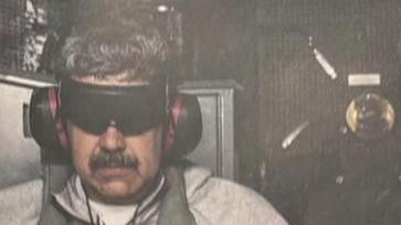 Maduro u avionu sa povezom preko očiju i zaštitom za uši 