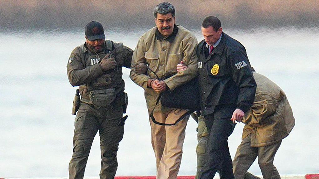 Nikolas Maduro je fotografisan u lisicama nakon sletanja na heliodrom na Menhetnu, u pratnji teško naoružanih federalnih agenata dok ulaze u oklopno vozilo na putu do zgrade saveznog suda na Menhetnu 5. januara 2026. godine.