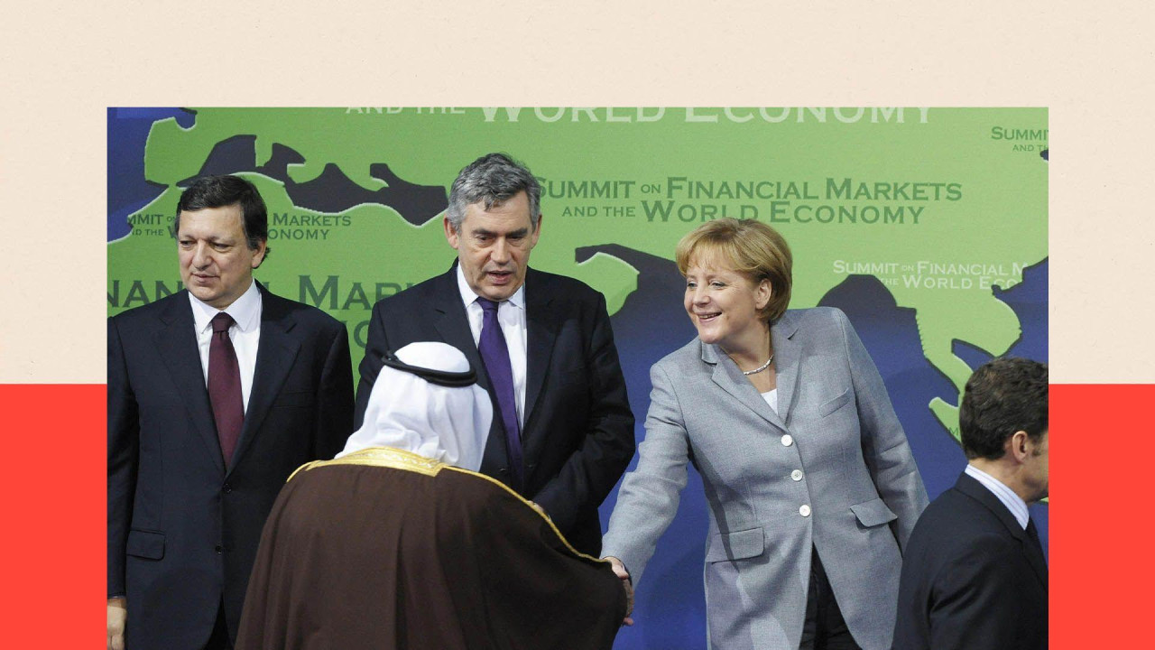 Nemačka kancelarka Angela Merkel (druga s desna) rukuje se sa saudijskim kraljem Abdulahom el Saudom dok zauzimaju mesta za grupnu fotografiju pored (s leva) predsednika Evropske komisije Žozea Manuela Baroza, britanskog premijera Gordona Brauna i francuskog predsednika Nikole Sarkozija na otvaranju samita G20 15. novembra 2008. u Vašingtonu.