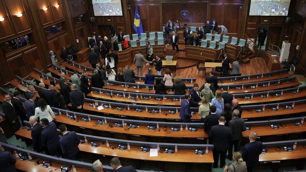 Poslanici Skupštine Kosova napuštaju salu posle sednice na kojoj nisu uspeli da izaberu predsednika zemlje