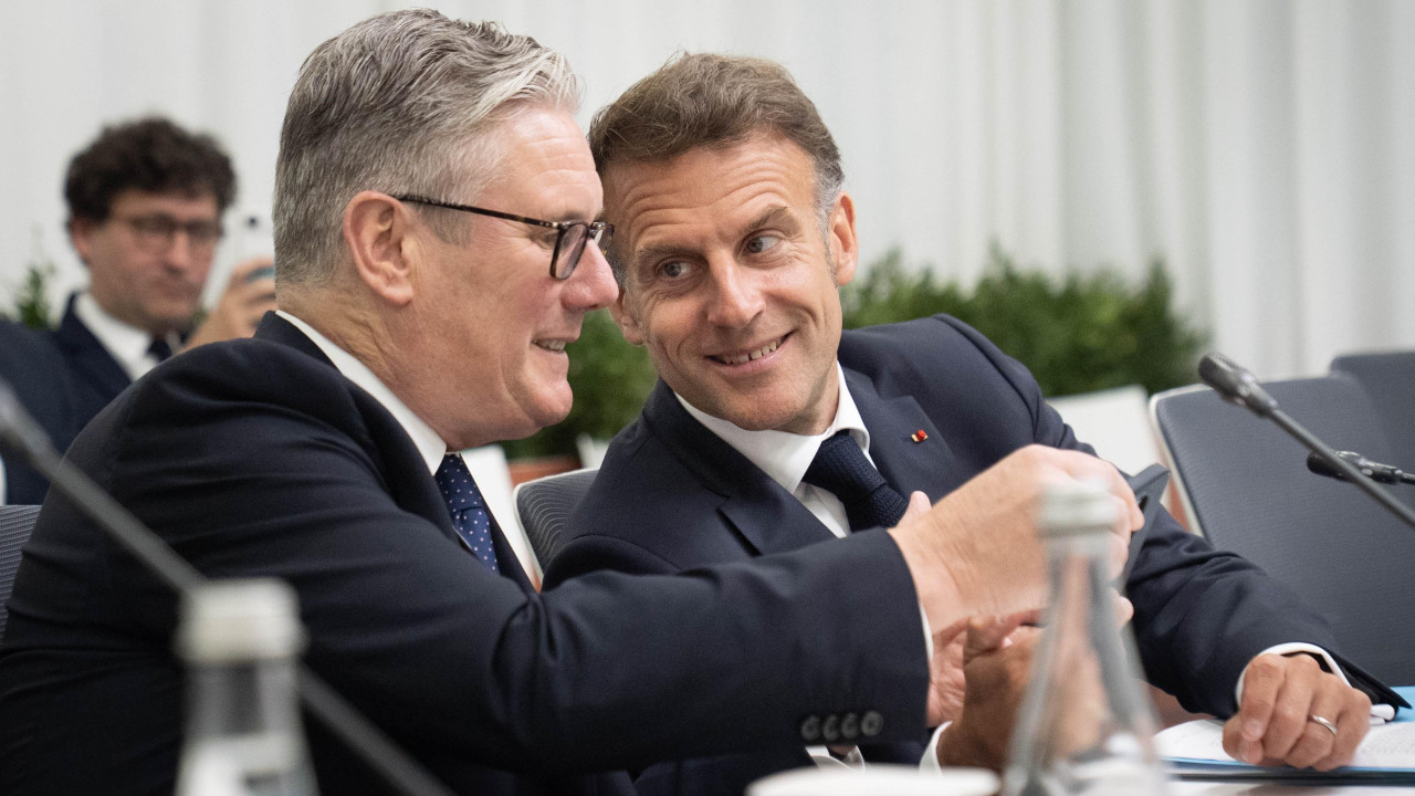 Kir Starmer (levo) i Emanuel Makron (desno) na samitu Evropske političke zajednice 4. maja