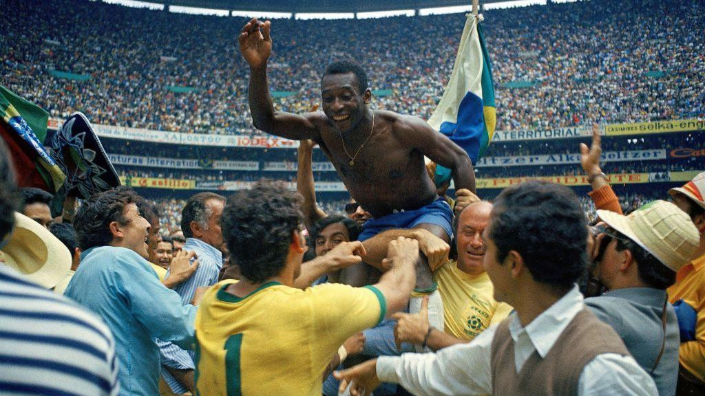 Pele na rukama navijača na Mundijalu u Meksiku