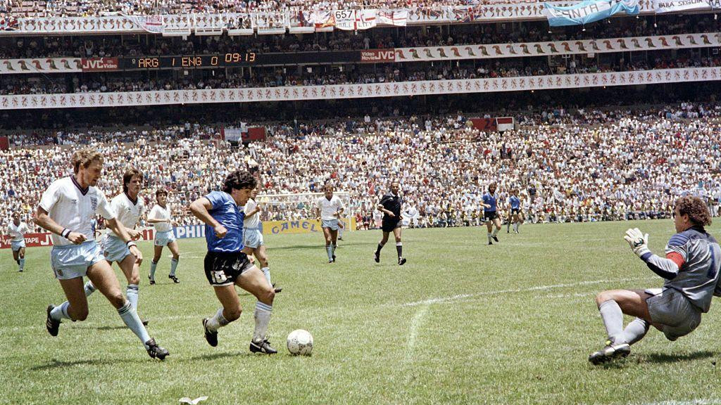 maradona postiže drugi gol protiv engleske u četvrtfinalu Svetskog prvenstva 1986.