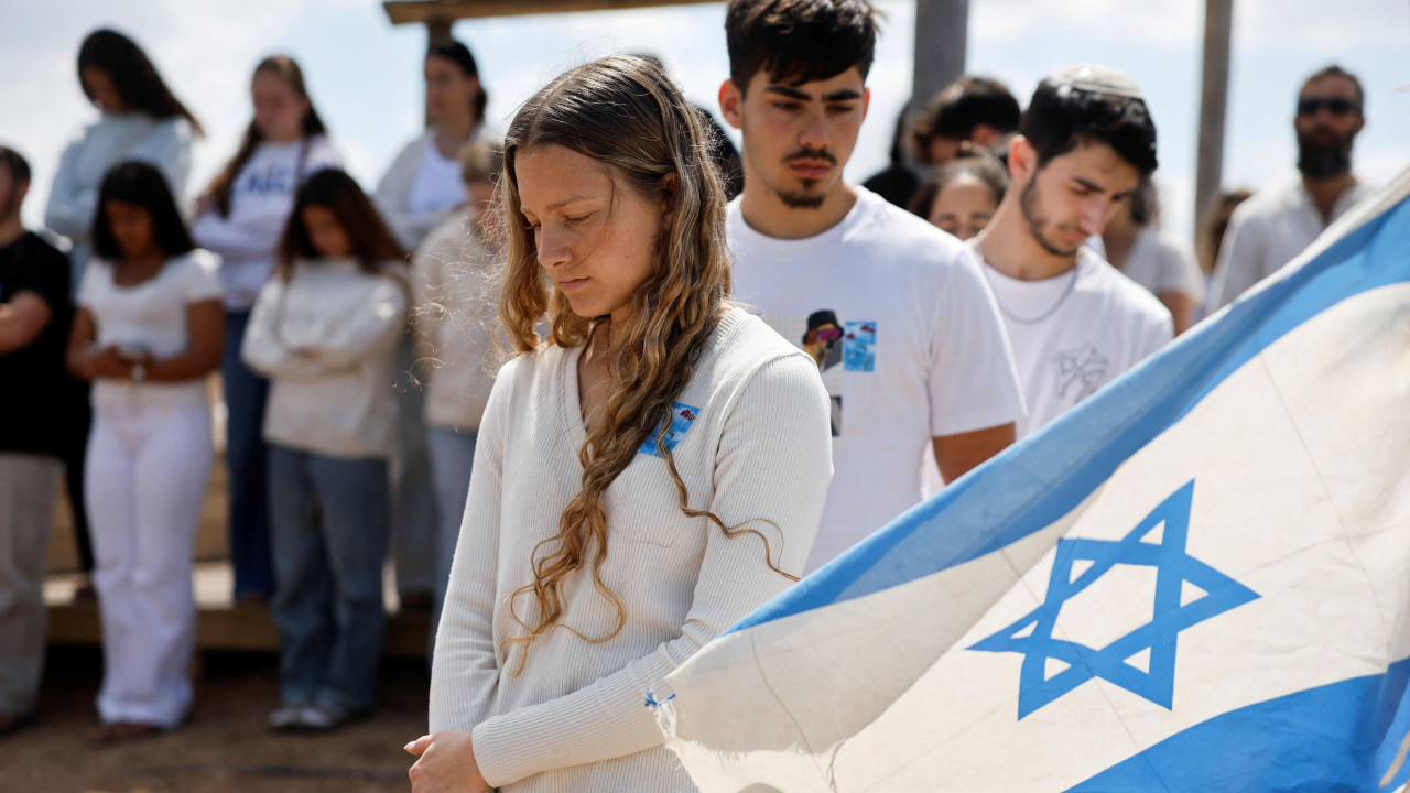 izraelci, napad na izrael, ožalošćeni odaju počast ubijenima u napadu Hamasa na jug Izraela 7. oktobra 2023.