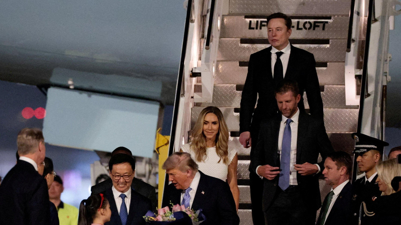 ilon mask i donald tramp izlaze iz aviona po sletanju u Peking