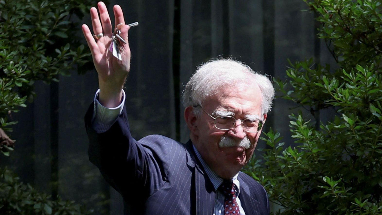 Džon Bolton pozdravlja novinare ispred porodične kuće u Betesdi, predgrađu Vašingtona