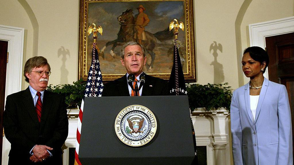 Predsednik Džordž Buš mlađi imenuje Džona Boltona za ambasadora SAD u Ujedinjenim Nacijama u avgustu 2005, desno je Kondoliza Rajs, tadašnja državna sekretarka