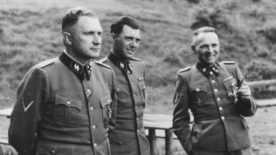 Mengele sa Ričardom Baerom (levo) i Rudolfom Hesom (desno) 1944. godine