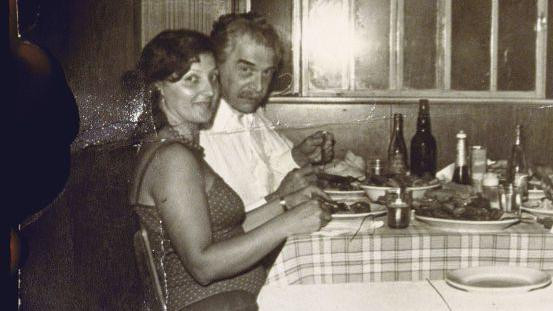 Crno-bela fotografija muškarca i žene za stolom