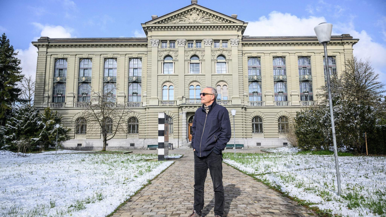 Istoričar Gerard Vetštajn uspeo je da žalbom natera Švajcarski federalni arhiv (na slici iza njega) da pristane da otpečati arhive