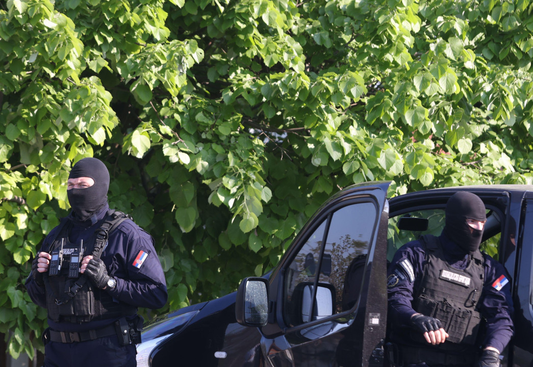Policajci pod maskama i u opremi napolju 