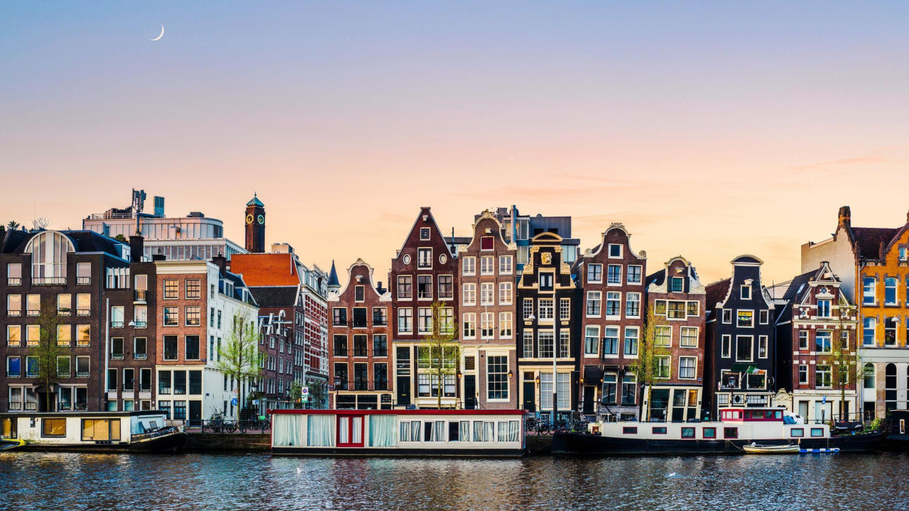Plešuće kuće u Amsterdamu izgrađene su na drvenim temeljima, zbog čega imaju nakrivljen izgled