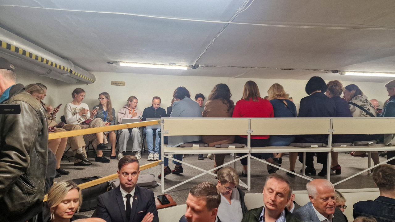 Desetine ljudi unutar skloništa