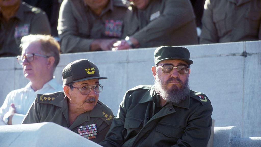 Raul Kastro i Fidel Kastro u vojnim uniformama i sa naočarima u Havani, na Kubi, decembra 1996. 