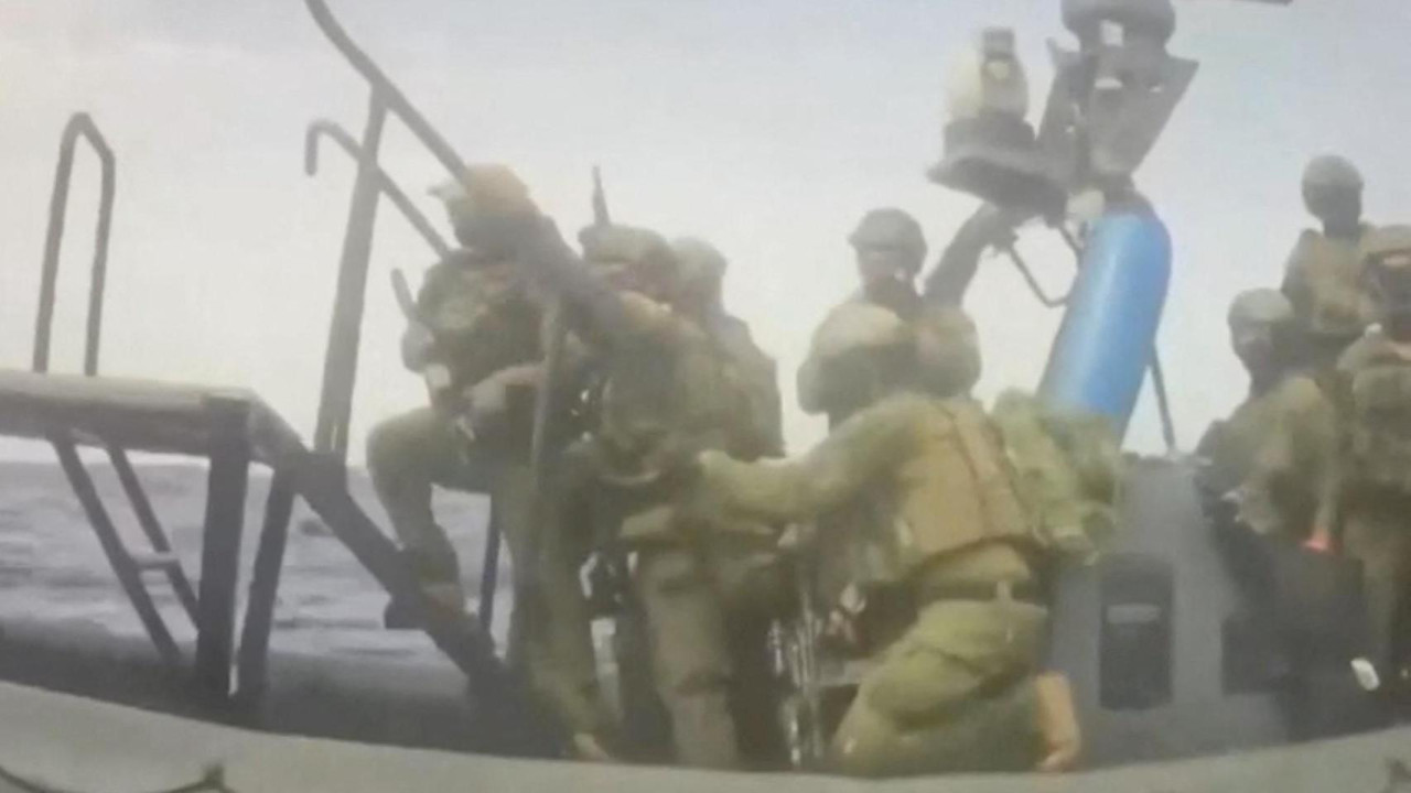 Snimak uživo sa flotile pokazao je izraelske vojnikee kako se ukrcavaju na brod.