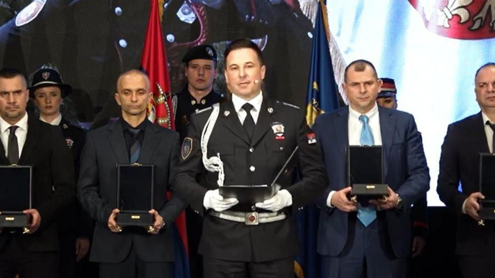 Veselin Milić u uniformi, iza njega nekoliko muškaraca u odelima