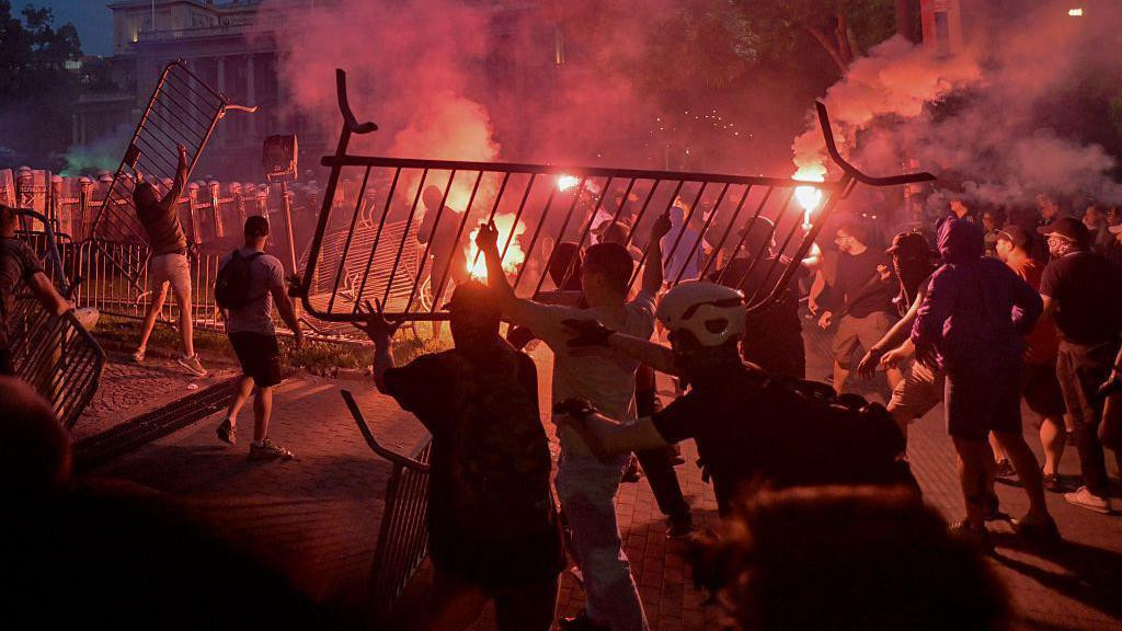 Sukob policije i demonstranata ispred zgrade Predsedništva Srbije u Beogradu
