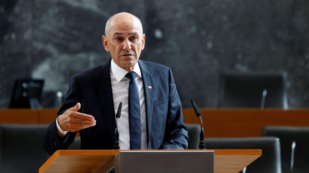 Janez Janša u teget odelu za govornicom u slovenačkom parlamentu