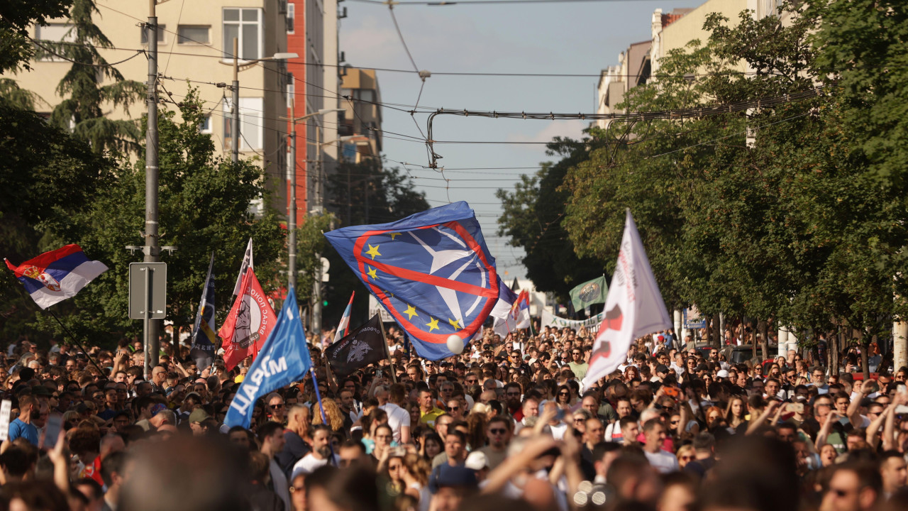 Zastava sa precrtanim NATO i EU simbolima